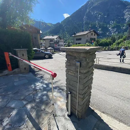 Refuge En Bois - Center And Parking Daire Courmayeur